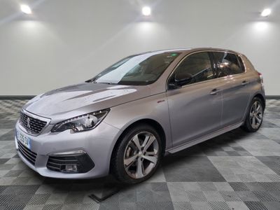 la voiture argentée est garée sur un carrelage à carreaux