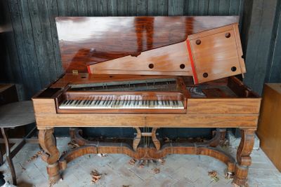 un piano posé sur une table