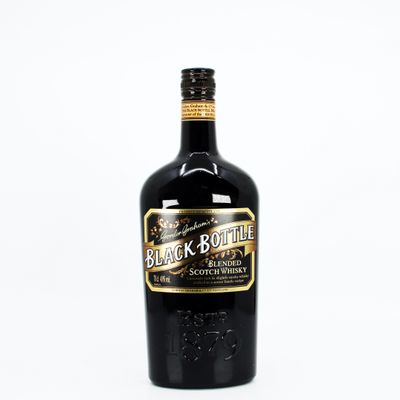 une bouteille de whisky écossais noir sur fond blanc