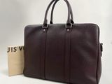 une mallette en cuir marron avec une étiquette sur le côté
