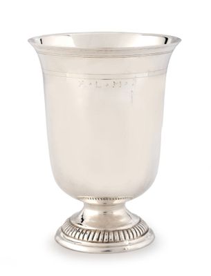 une coupe en argent posée sur un socle, sur fond blanc