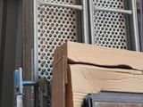 de nombreux types différents de panneaux solaires dans un entrepôt