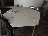 une table blanche avec une chaise noire dans une pièce