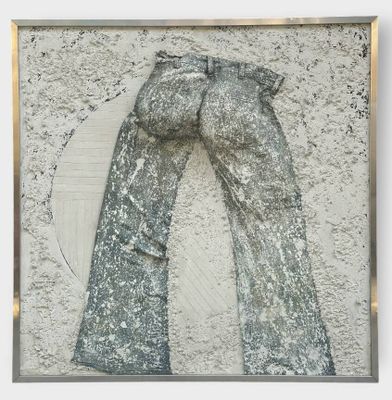 une sculpture représentant un jean accroché à un mur