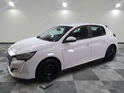 une voiture blanche est garée dans une pièce au sol à carreaux
