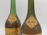deux bouteilles de bière posées l'une à côté de l'autre sur une surface blanche