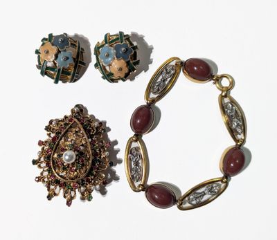 trois bijoux sont présentés sur une surface blanche