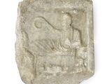 une image représentant une plaque en pierre sur laquelle figure un homme tenant un oiseau
