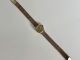 gros plan d'une montre-bracelet sur une surface blanche