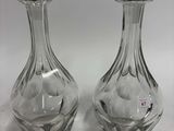 deux vases en verre transparent posés l'un à côté de l'autre sur une table