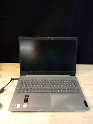 un ordinateur portable posé sur une table avec une souris