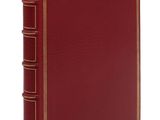 un livre rouge avec des bordures dorées et une couverture rouge