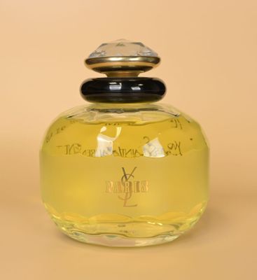 l'image d'un flacon de parfum posé sur une table