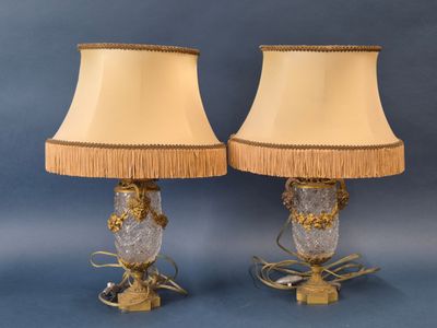 une paire de lampes anciennes, chacune dotée d'un abat-jour à franges