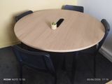 une table sur laquelle est posée une plante, dans un coin de la pièce