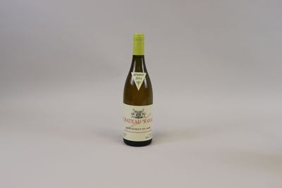 une bouteille de vin posée sur une table