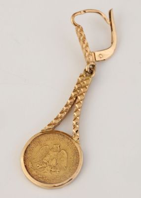une image représentant un porte-clés en or orné d'une pièce de monnaie