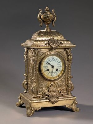 une horloge en or posée sur une table