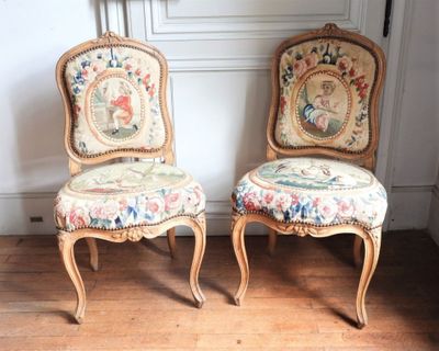 paire de chaises anciennes avec des coussins rembourrés à motifs floraux