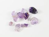 cristaux d'améthorate violets sur une surface blanche