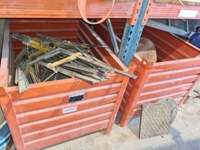 A40 : 2 caisses métalliques orange contenant des serre-joints de maçon - Photo 1