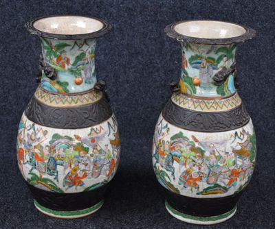 deux vases posés sur une surface bleue