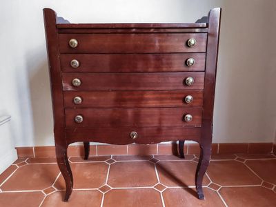 Argentier en forme de commode de style Louis XV en bois vernis ouvrant