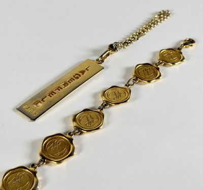 KARL LAGERFELD, bracelet gourmette en métal doré au logo KL.