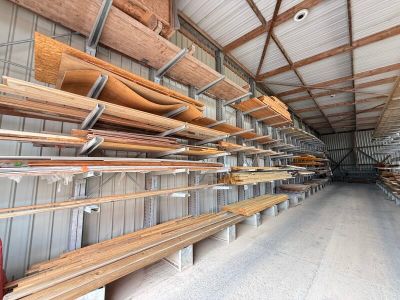 une longue rangée de bancs en bois dans un entrepôt