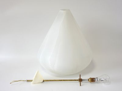 l'image d'une lampe posée sur une surface blanche