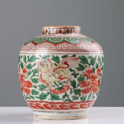 un vase avec un oiseau posé sur une table