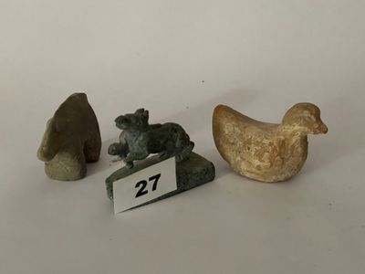 trois figurines d'animaux sur un fond blanc