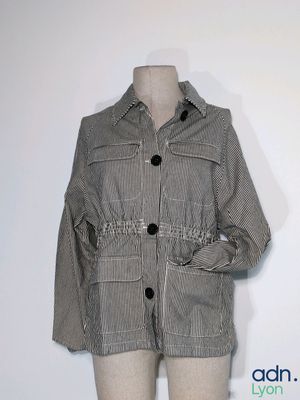 un mannequin vêtu d'une veste et d'un short, posé sur un autre mannequin