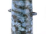 un vase bleu orné d'un dessin sur un fond blanc
