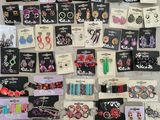 de nombreux modèles de boucles d'oreilles exposés