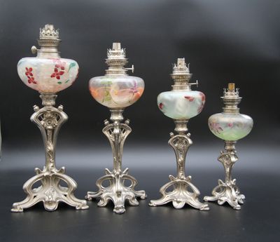 cinq vases en argent et en verre posés les uns à côté des autres sur une table