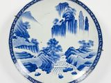 assiette en porcelaine bleue et blanche ornée d'un paysage