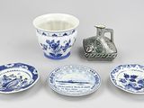 plusieurs pièces de poterie bleue et blanche, dont une théière, une soucoupe et des assiettes