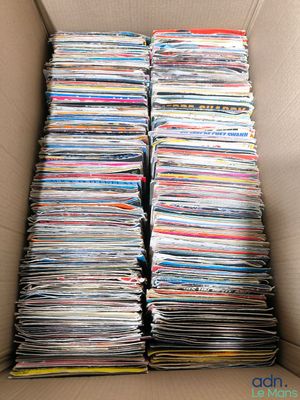 une boîte remplie de nombreux magazines posée sur une table
