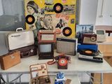 une table sur laquelle se trouvent plusieurs objets différents