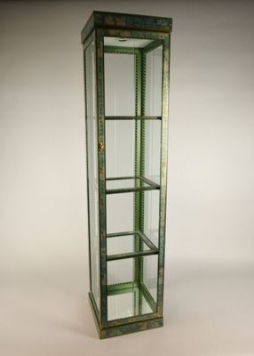 une image représentant une vitrine en verre sur fond blanc
