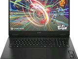 l'ordinateur portable est ouvert sur une surface blanche, avec un jeu à l'écran