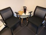 deux chaises et une table sur laquelle se trouve une cafetière