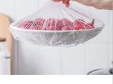une photo d'une personne tenant un sac de provisions