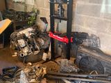 une photo d'un homme en train de travailler sur une voiture dans un garage
