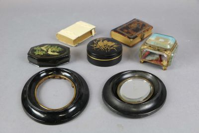 beaucoup de petits objets noirs et dorés sur la table