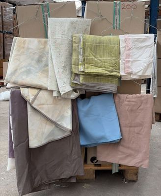 beaucoup de couvertures sur une palette dans un entrepôt