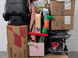 une pile de bagages posée sur une pile de cartons