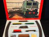 une boîte sur laquelle est représenté un circuit de train, posée sur une table