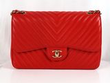 un sac Chanel rouge sur fond blanc